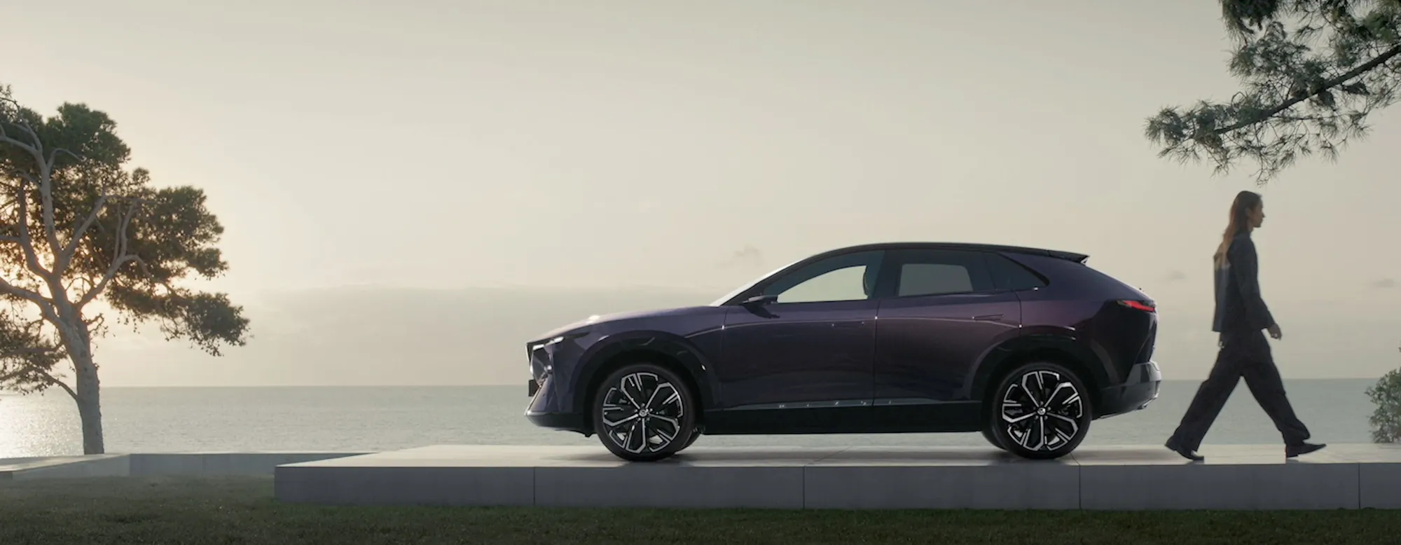 Mazda CX-6e i skymningsljus, helelektrisk SUV sedd snett framifrån
