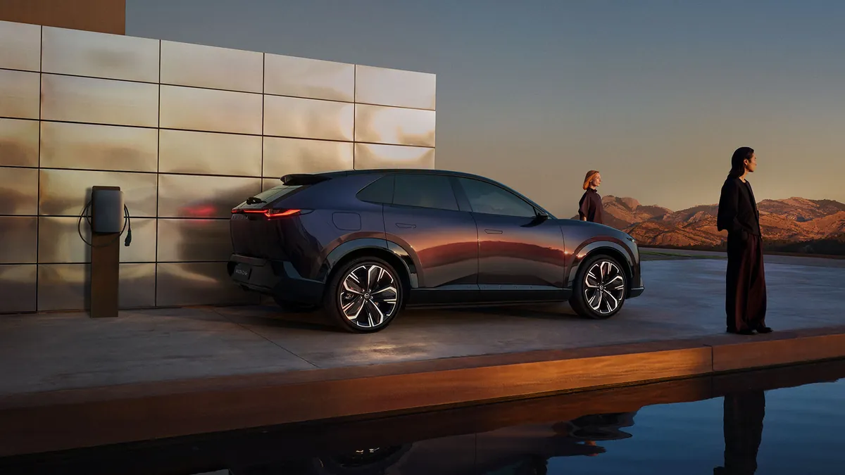 Förarplatsen i Mazda CX-6e med svepande 26-tums pekskärm
