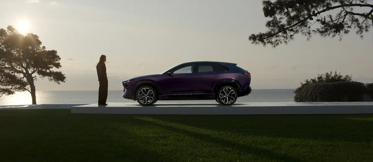 Mazda CX-6e i profil med ramlösa dörrar och infällda handtag