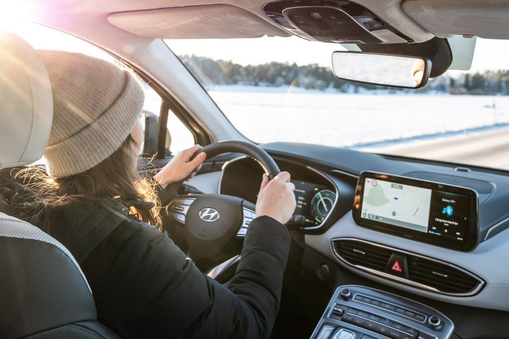 Kvinna som kör en hyrbil från RA Motor