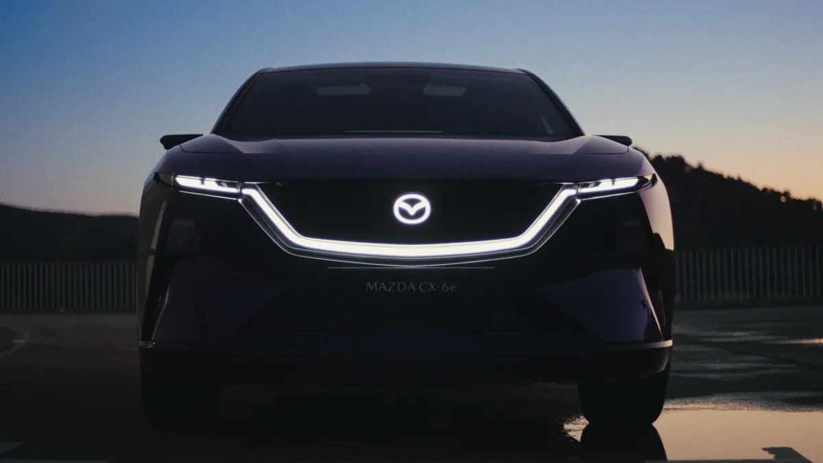 Mazda CX-6e Takumi sedd framifrån i skymningsljus