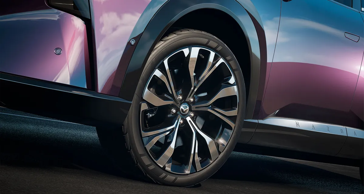 21-tums lättmetallfälg på Mazda CX-6e i närbild