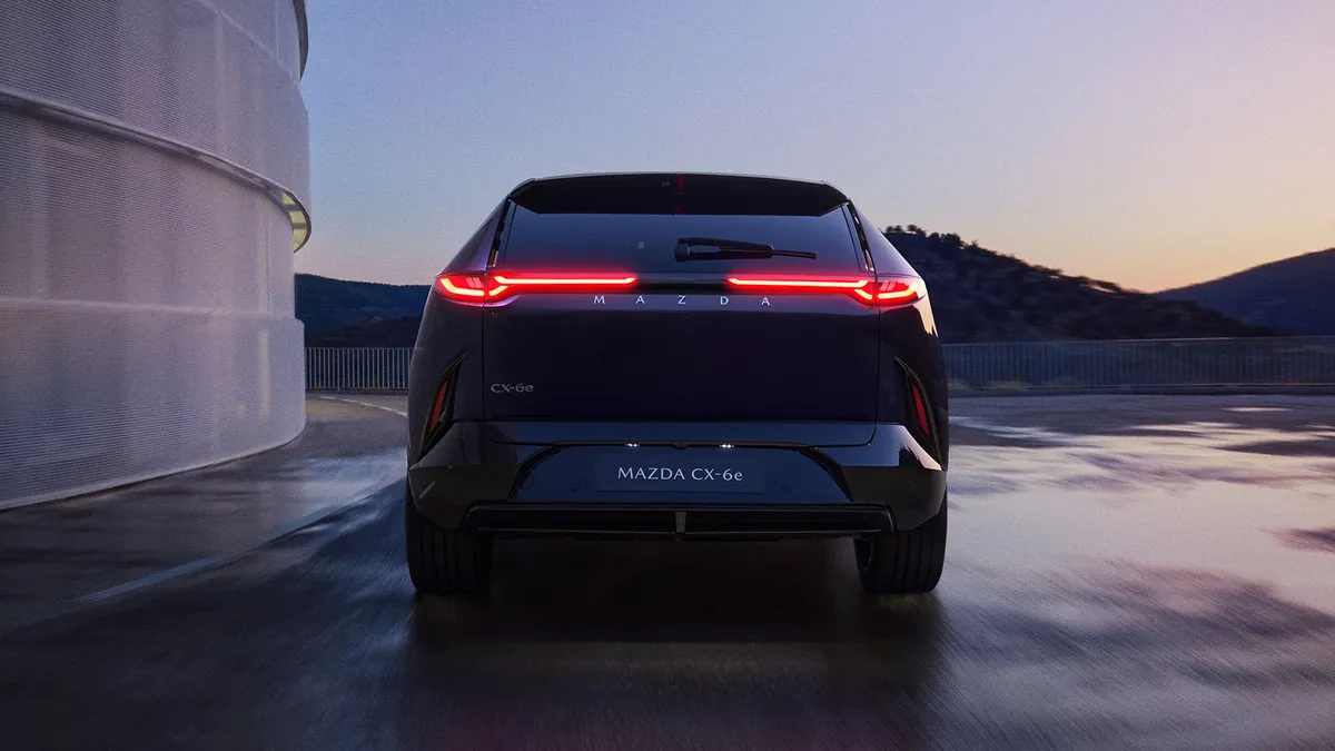 Mazda CX-6e Takumi Plus sedd bakifrån med sammanlänkat LED-ljusband
