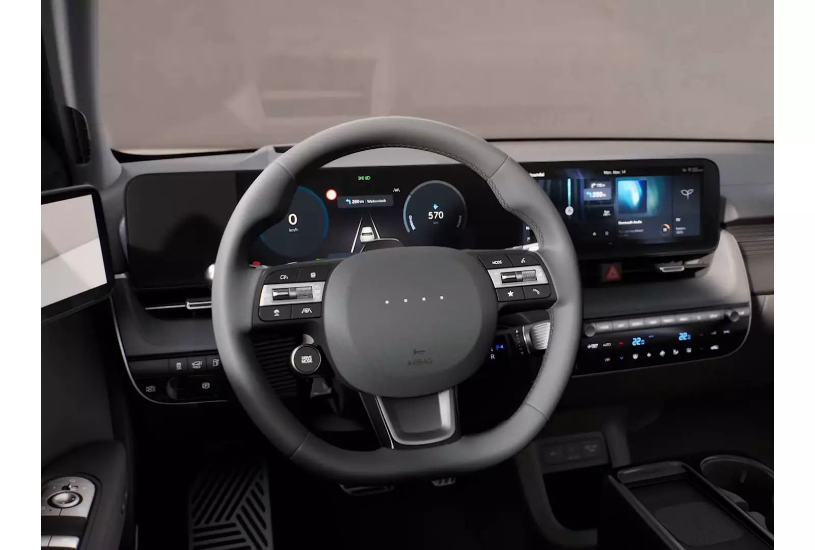 Förarplats i Hyundai IONIQ 5 med digital instrumentering och navigationsskärm
