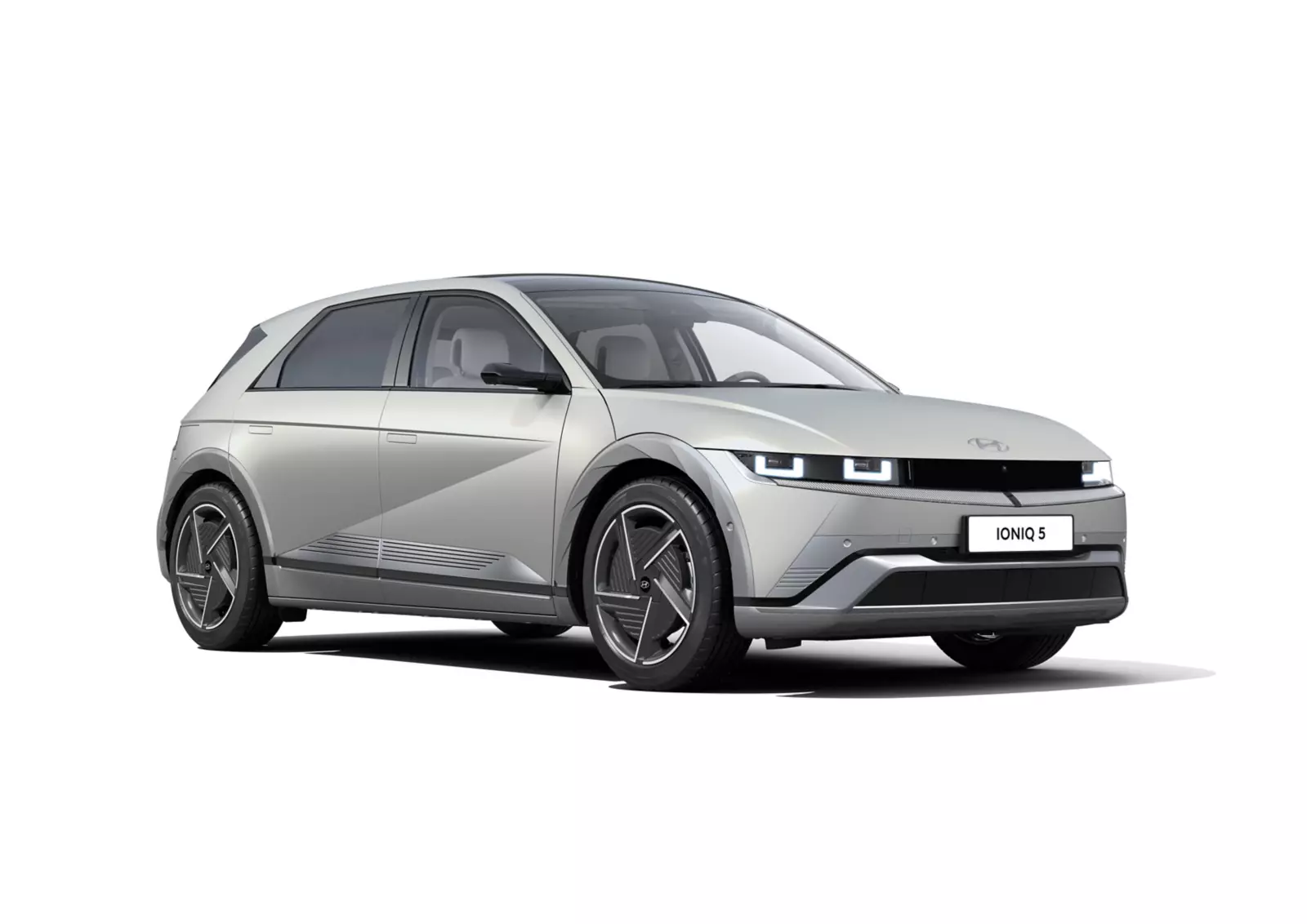 Hyundai IONIQ 5 snett framifrån mot vit bakgrund