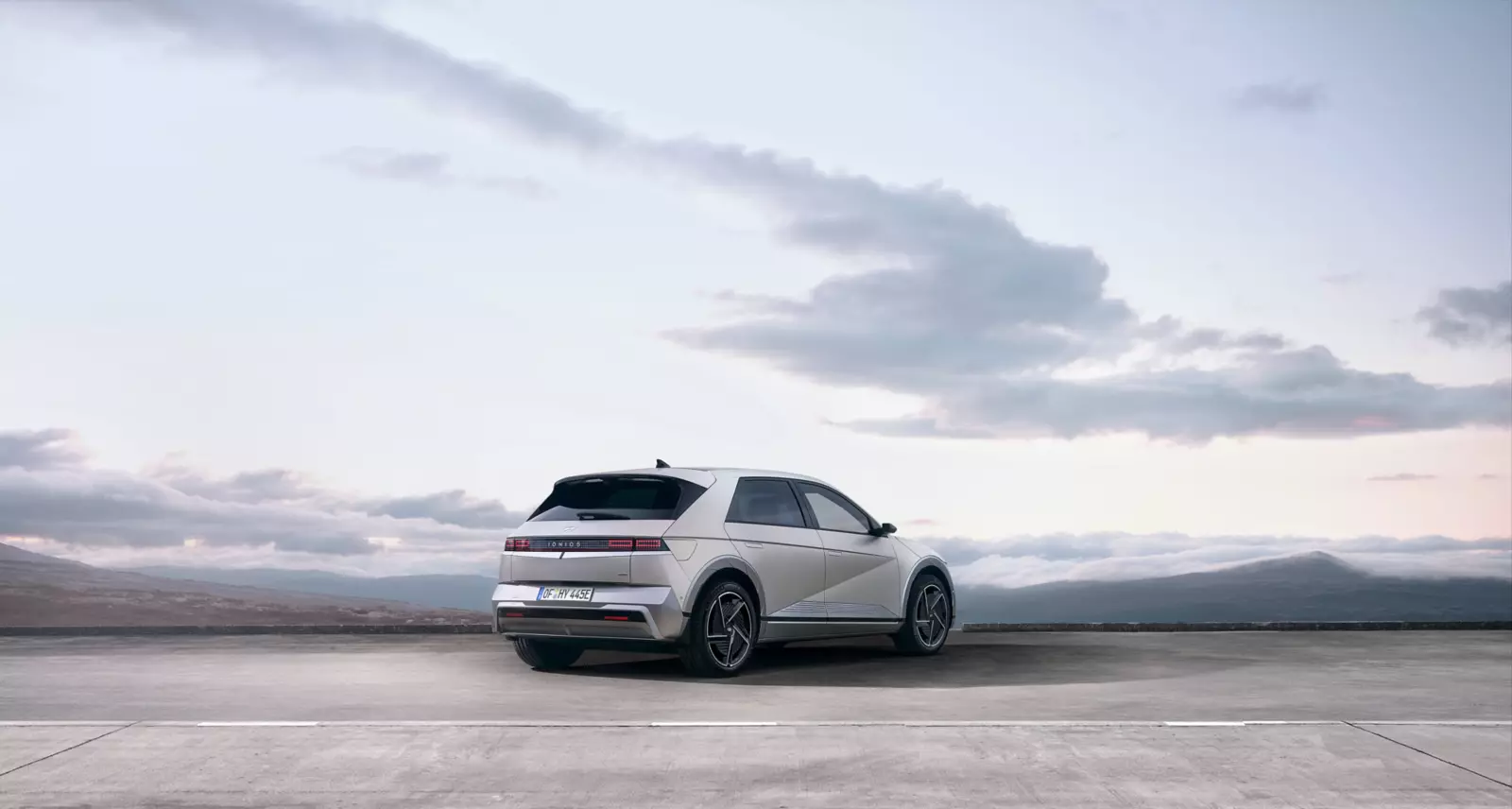 Hyundai IONIQ 5 sedd snett bakifrån i kvällsljus