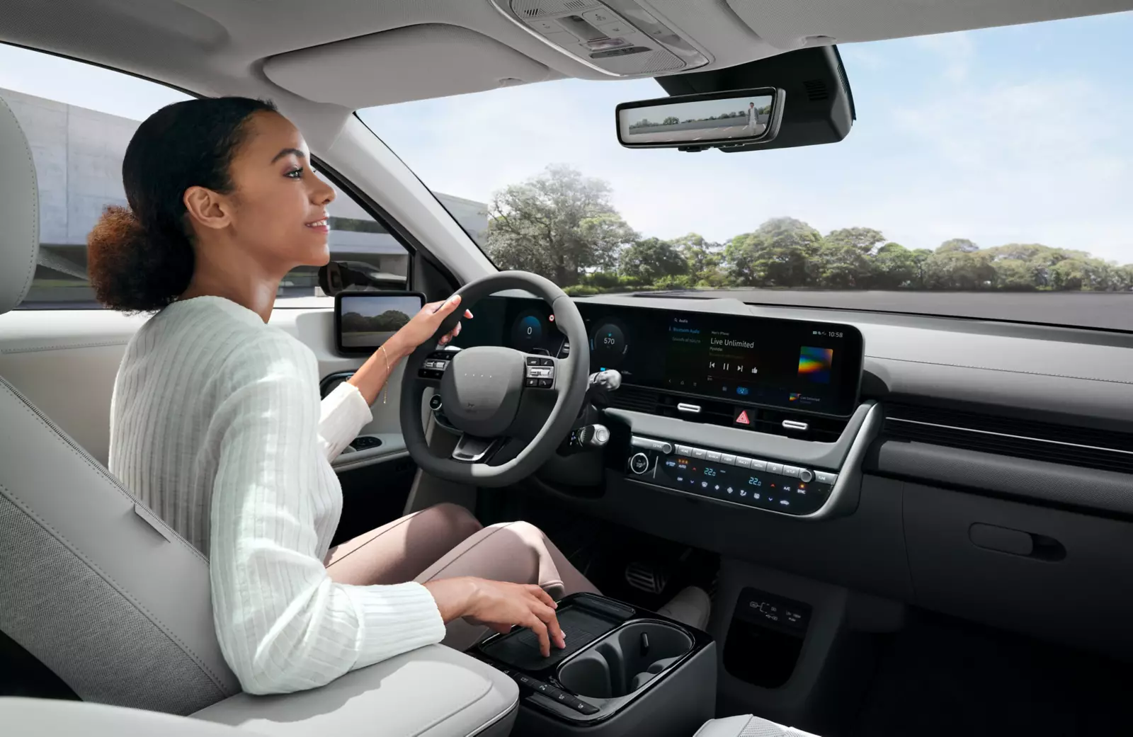 Interiör i Hyundai IONIQ 5 med två sammanhängande skärmar och ljus inredning