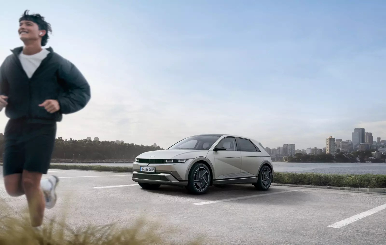 Hyundai IONIQ 5 N Line parkerad vid vattnet
