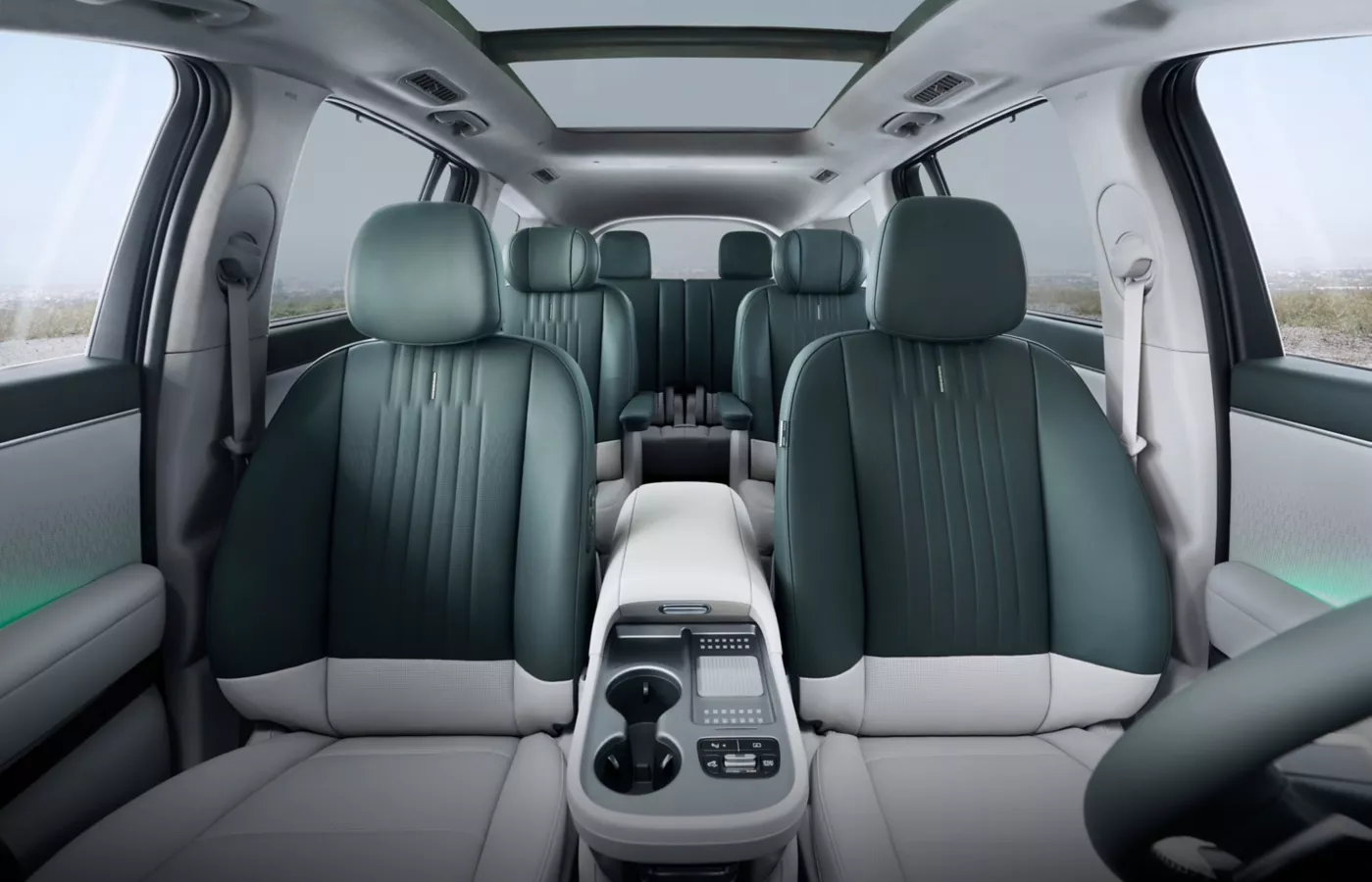 Interiör i Hyundai IONIQ 9 med tre sittesrader och panoramatak