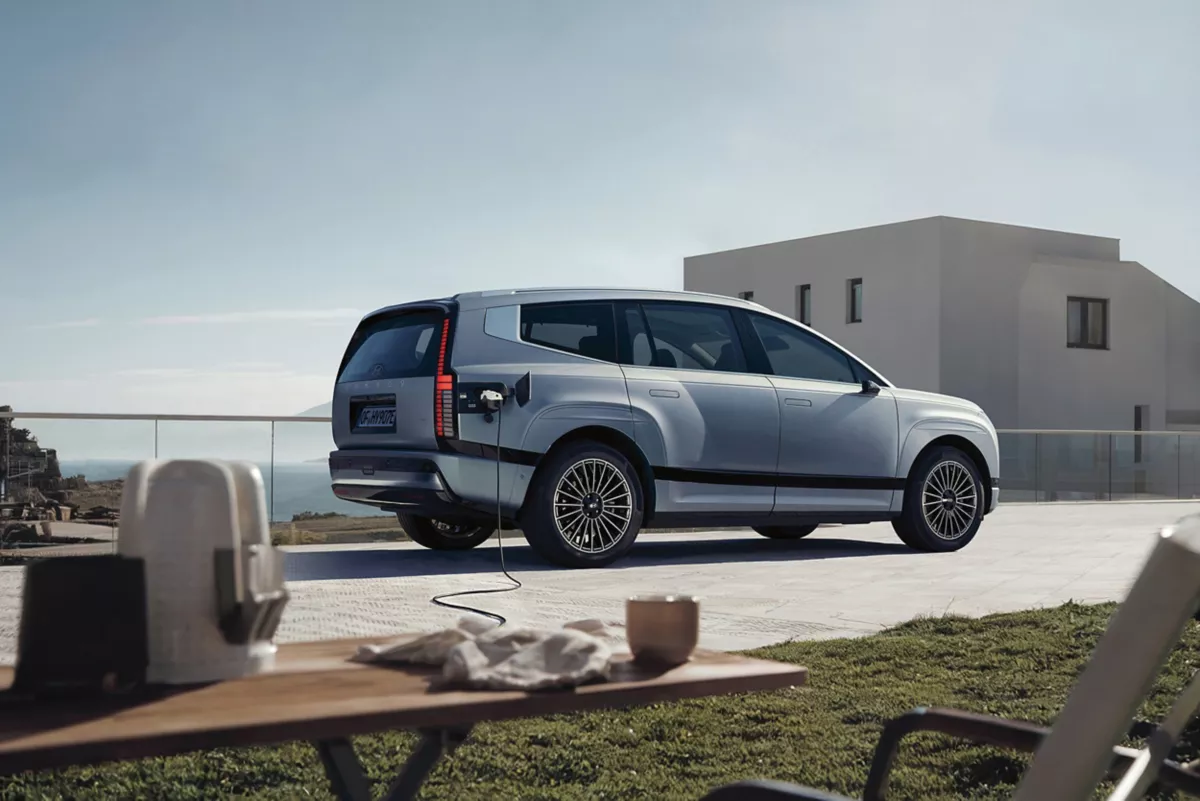 Hyundai IONIQ 9 Vehicle-to-Load driver utrustning på en campingplats