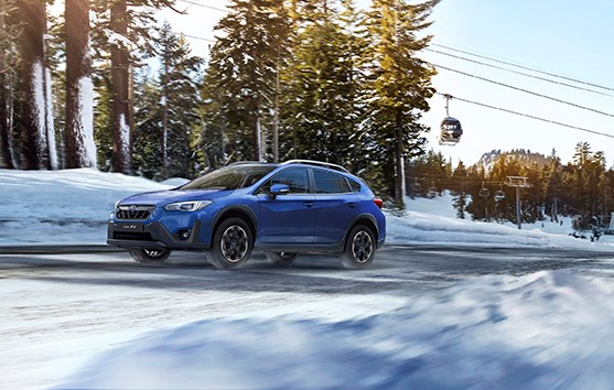 Blå Subaru XV i snöförhållanden furhjulsdrift