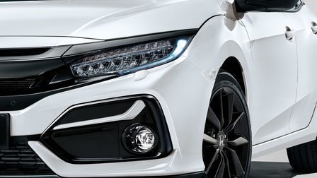 Vit Honda Civic exteriör fram LED-ljus elegant stil