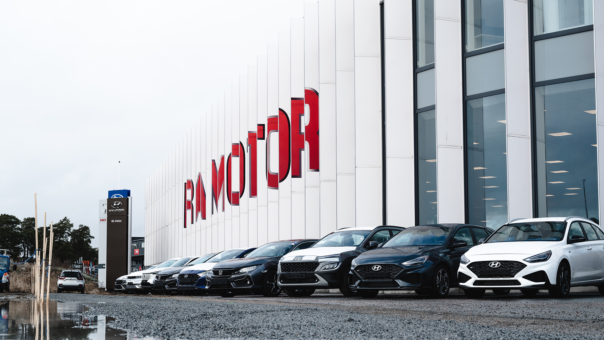 Bilar framför RA Motors fasad