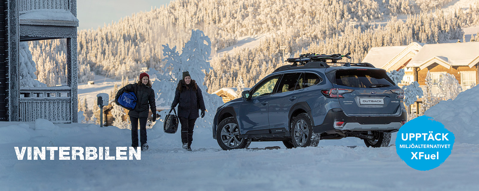 Två kvinnor med packning går mot sin Subaru Outback i fjällmiljö