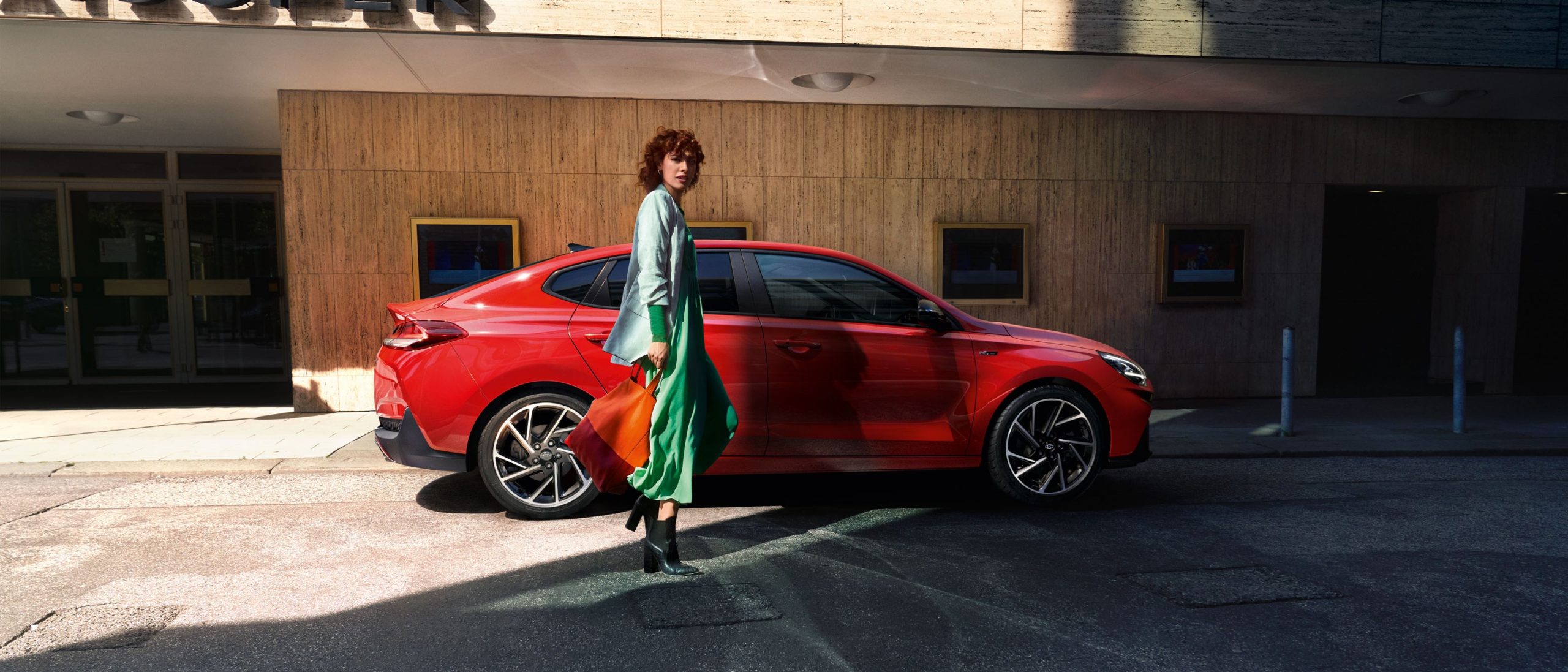 Röd Hyundai i30 Fastback och kvinna design