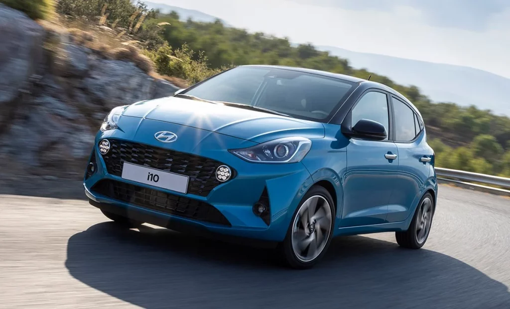 Blå Hyundai i10 körandes på bergig landsväg