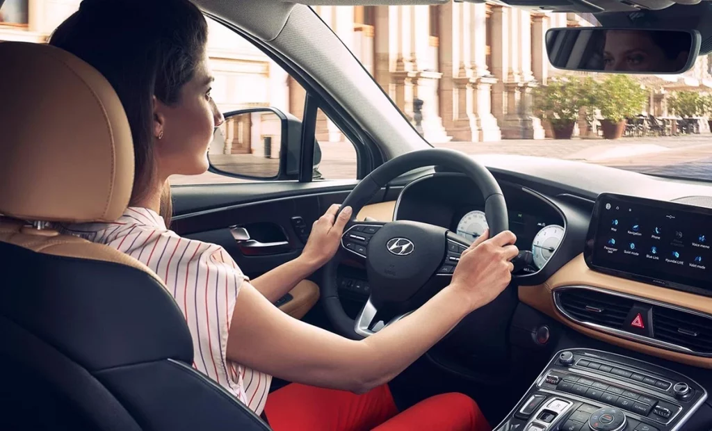 Kvinna kör sin Hyundai SANTA FE interiör kupé