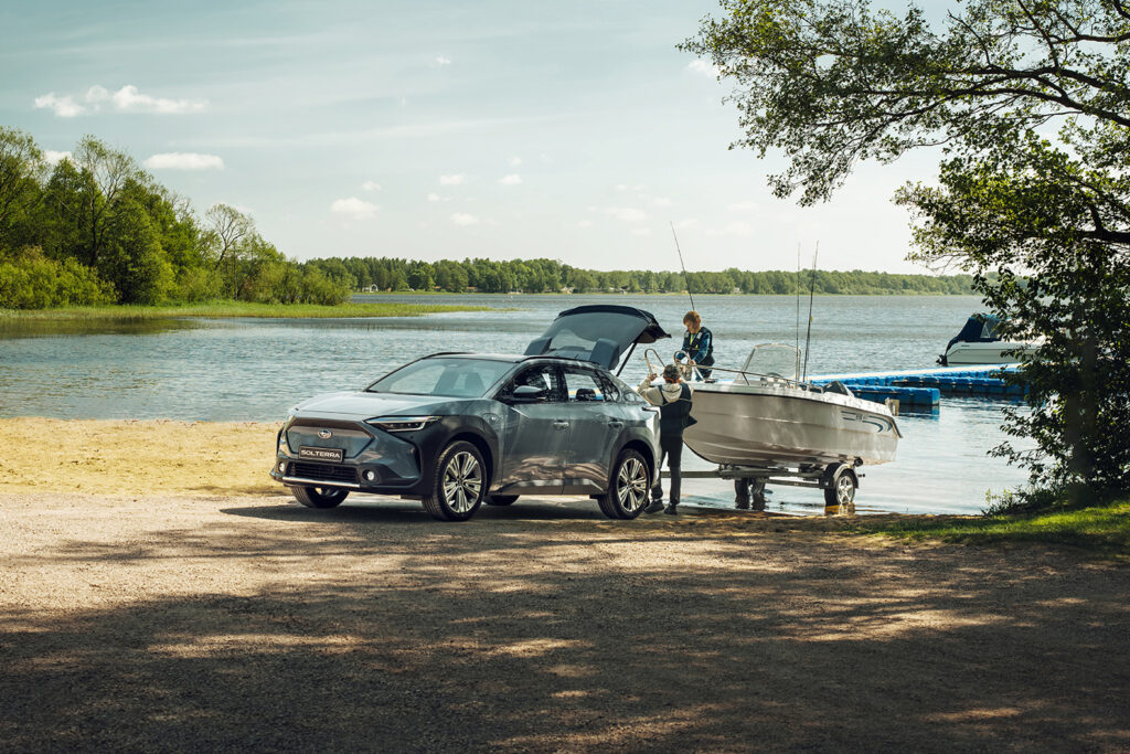 Subaru Solterra drar upp fiskebåt