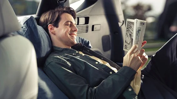 Man som läser tidningen i baksätet i en Hyundai Tucson komfort