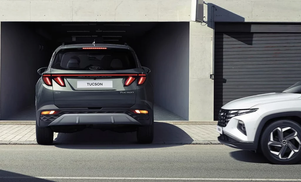 Hyundai TUCSON Plug-in Hybrid som parkerar i garage säkerhet
