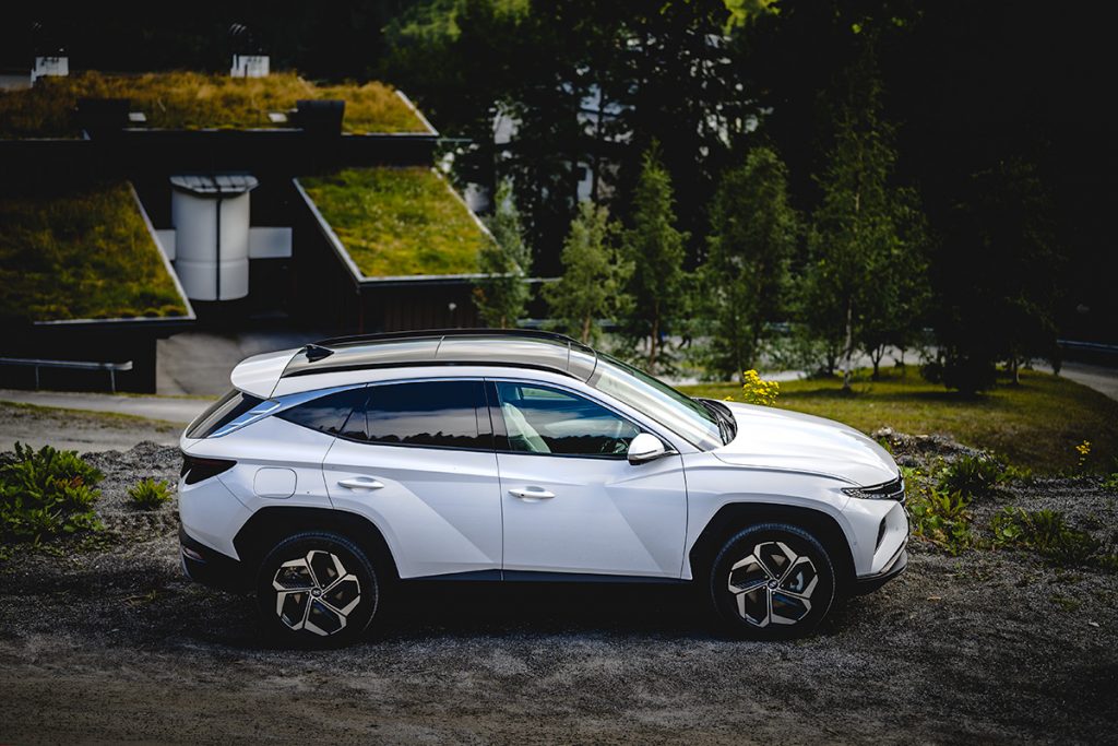 Hyundai Tucson Plug-in Hybrid parkerad i Åre med fina hus i bakgrunden