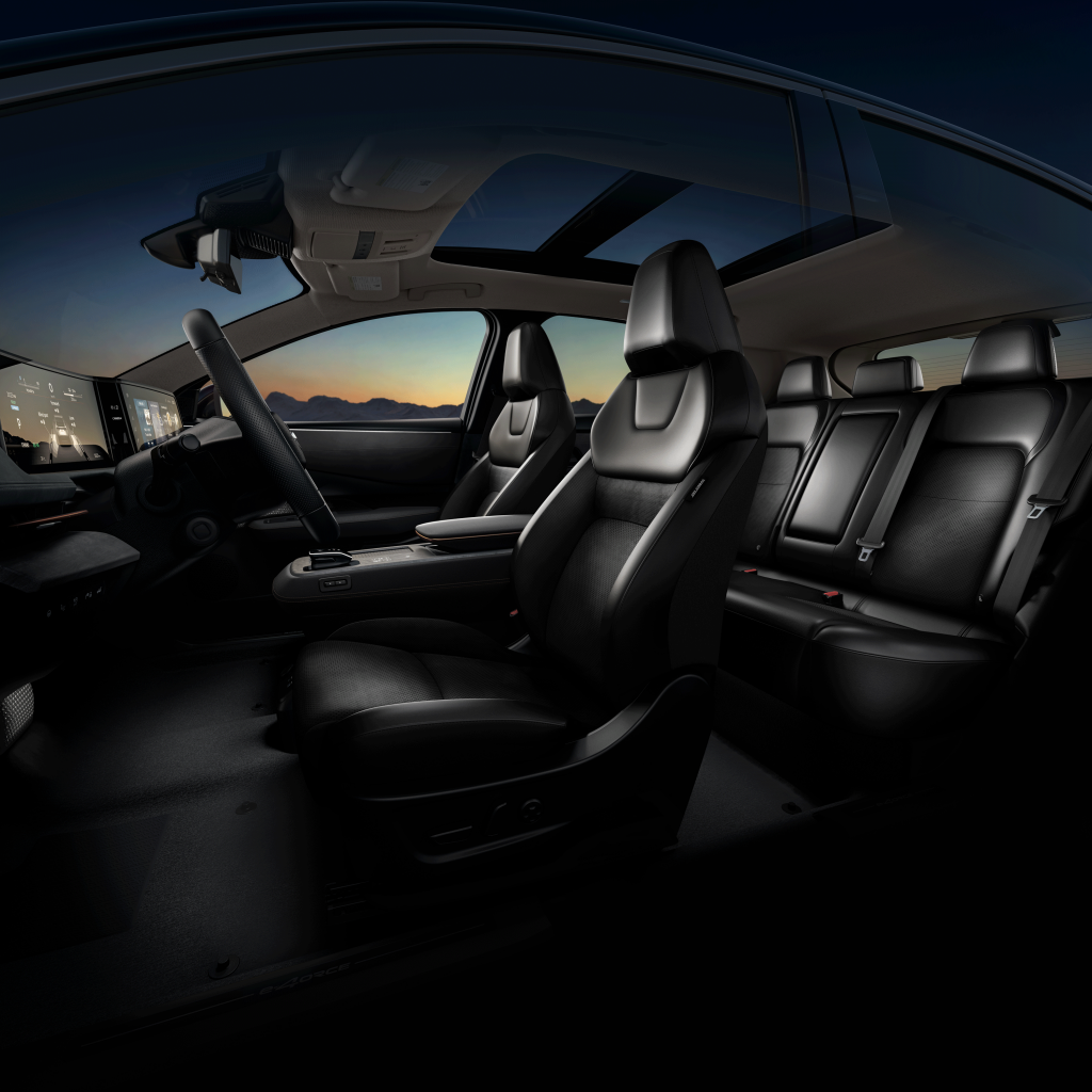 Kopparfärgad Nissan Ariya interiör svart läderklädsel och panoramatak