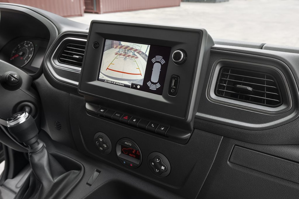 Nissan Interstar interiorbild skärm med backkamera