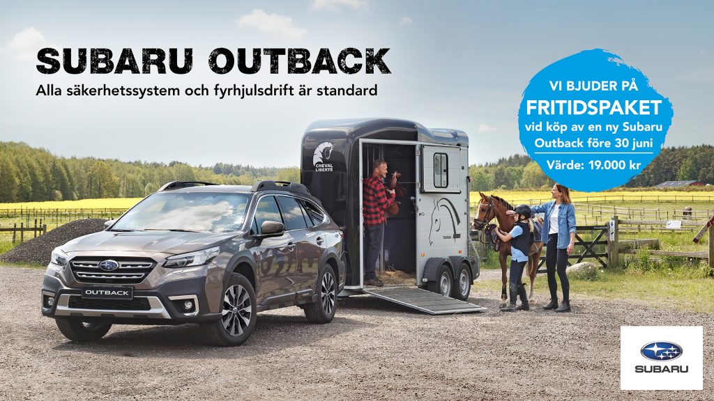 Subaru Outback med tillkopplad hästtransport och familj med häst som lastats av