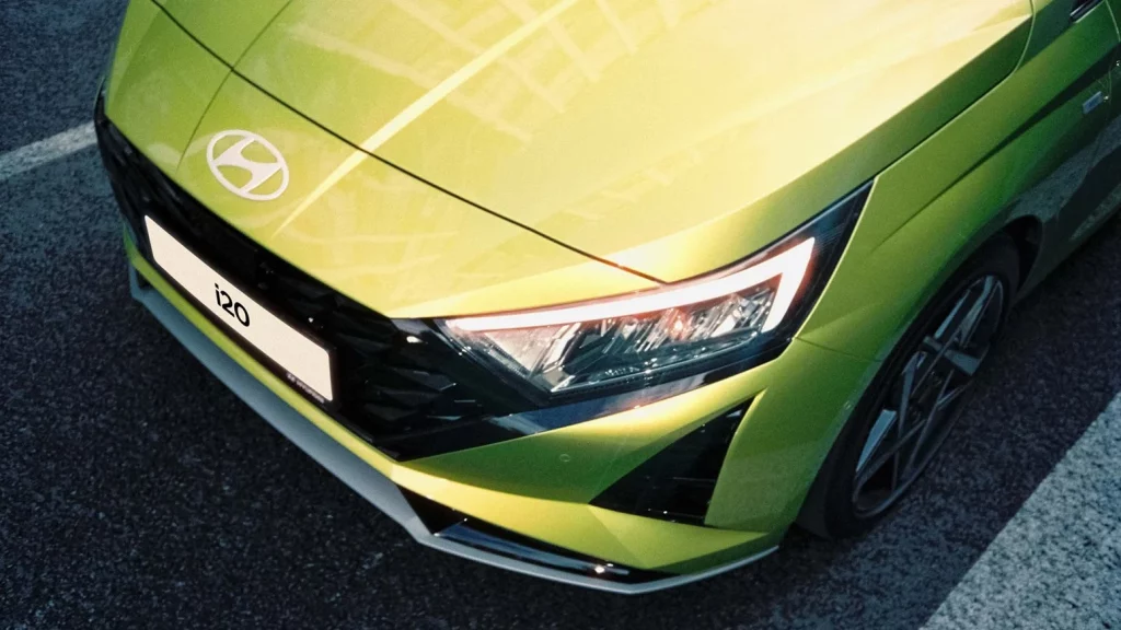 Detaljbild av front och huv på en Hyundai i20 i färgen Lucid Lime 