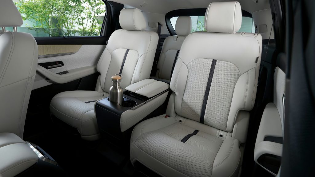 Mazda CX-80 med ljus klädsel och sex sittplatser med en mittkonsol på andra sätesraden