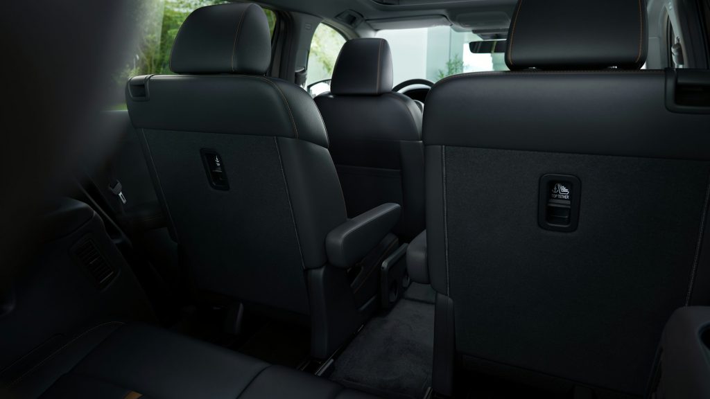 Mazda CX-80 med svart klädsel och sex sittplatser med fällningsfunktion