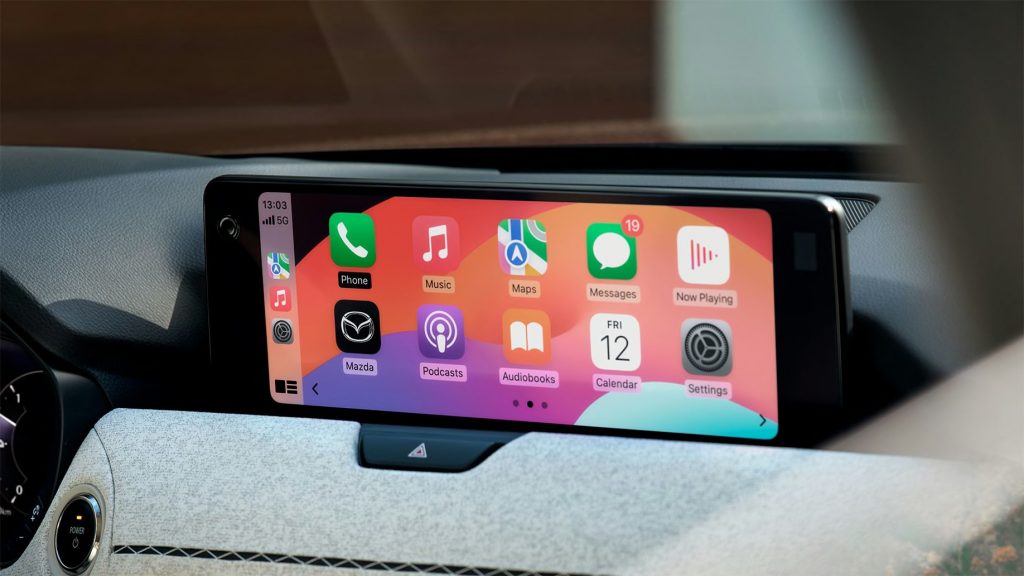 Mazda CX-80 detaljbild av skärm med Apple Carplay och Android Auto samt Alexa