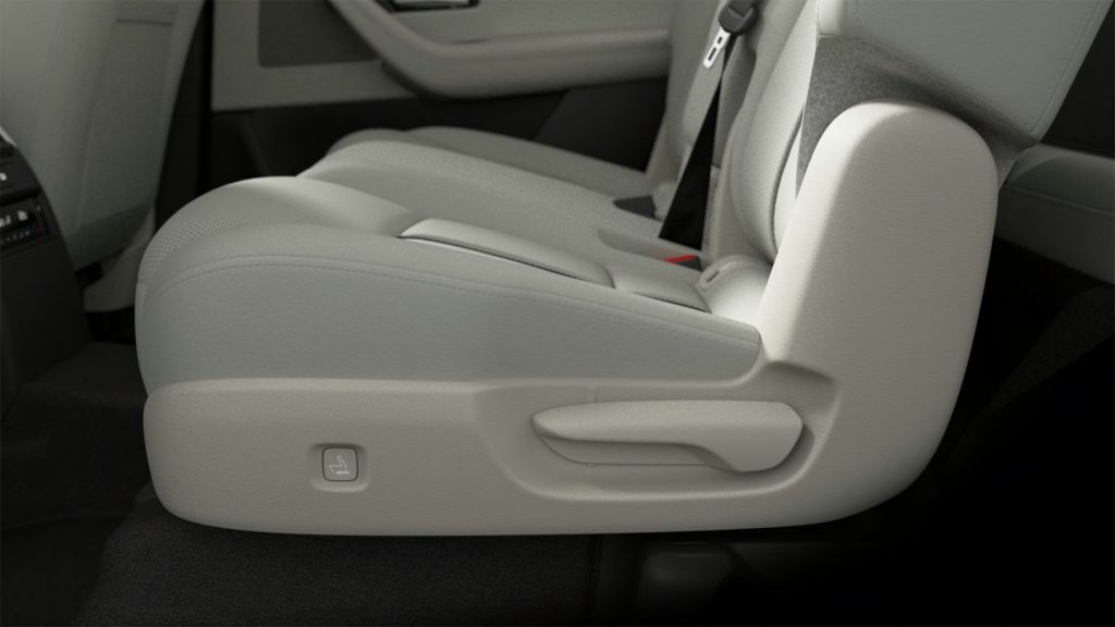 Mazda CX-80 detaljbild på knapp för fällning av säten