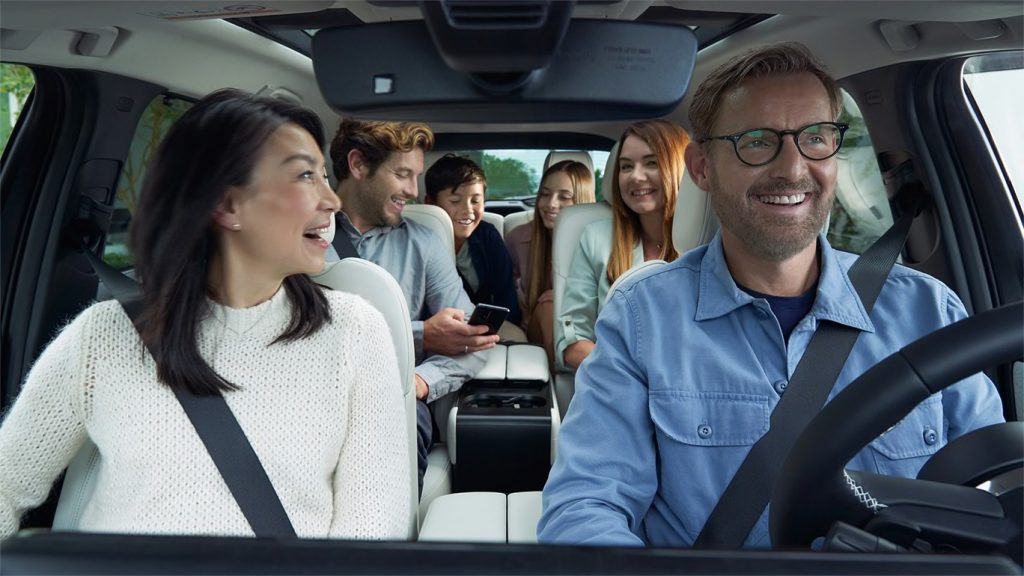 Mazda CX-80 interiörbild med sex stycken glada passagerare