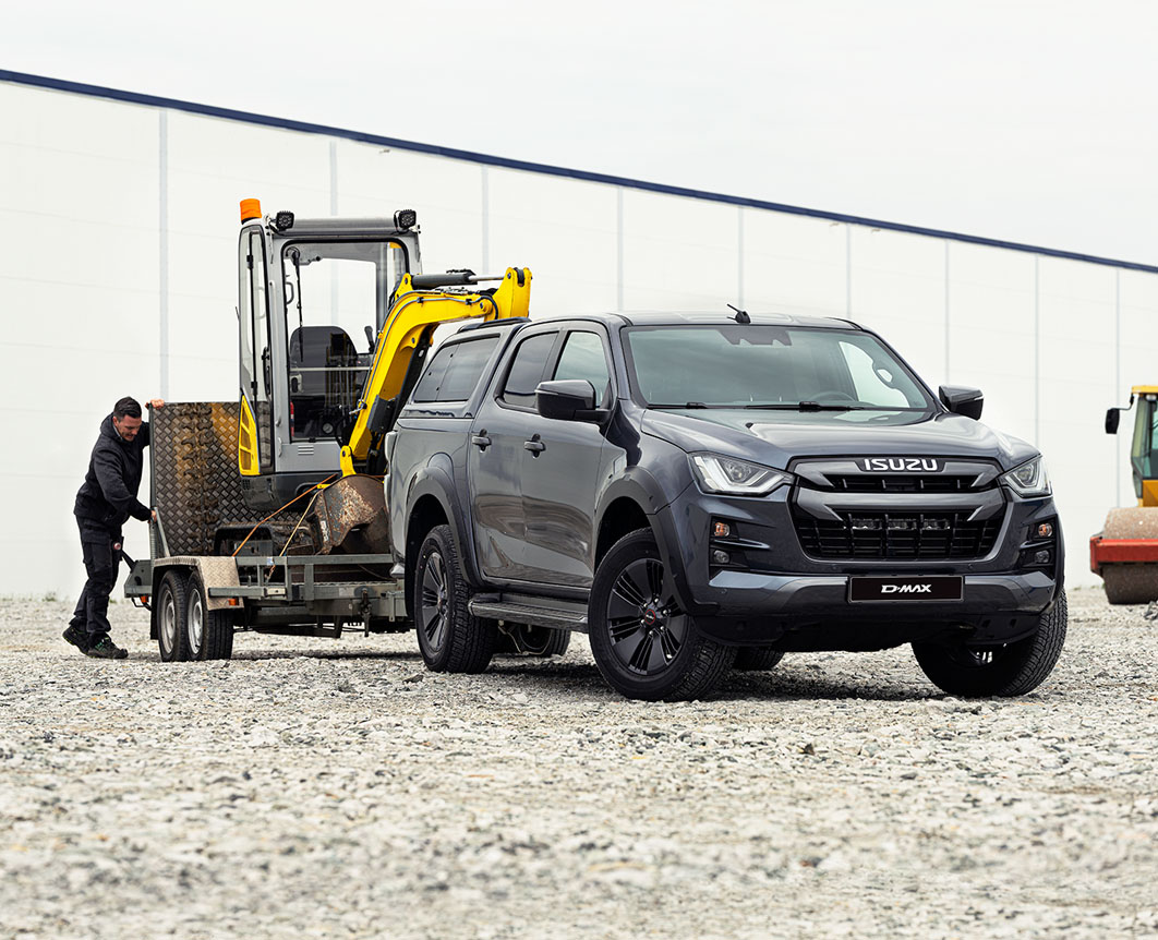 Isuzu D-Max Double Cab med grävmaskin på släp