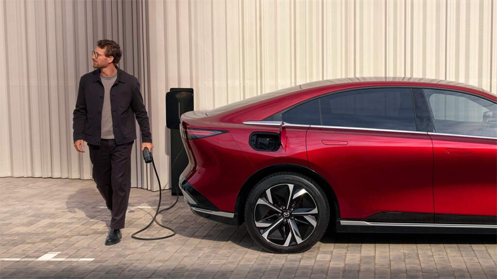 Nya MAZDA 6e elbil i röd färg snabbladdning