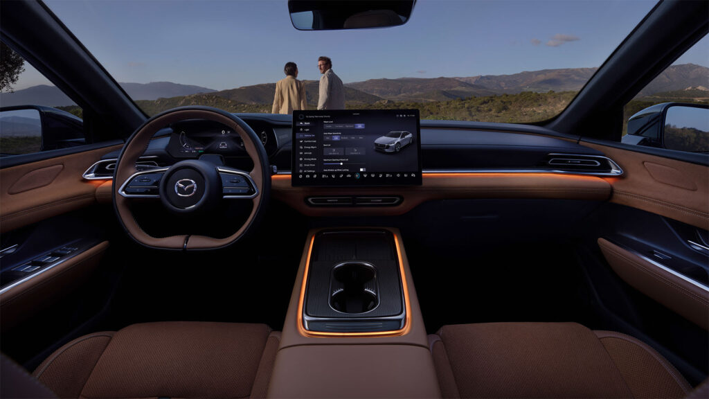 Nya MAZDA 6e elbil interiör med mysig belysning