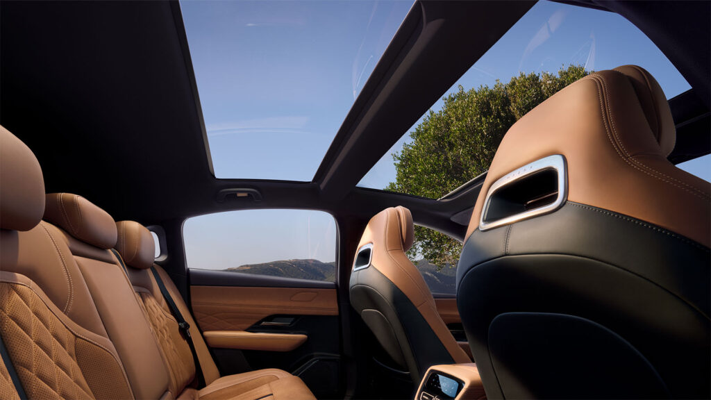 Nya MAZDA 6e elbil - baksäte och panoramatak