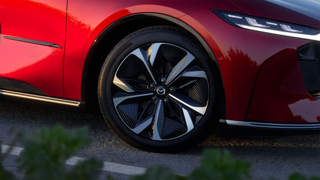 Nya MAZDA 6e elbil i röd färg - fälgar
