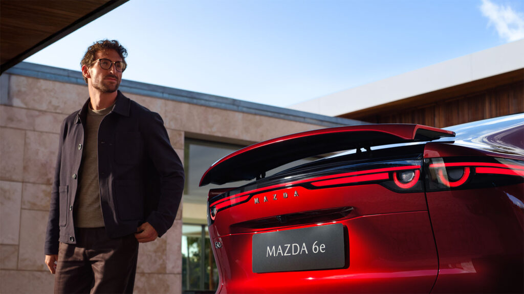Nya MAZDA 6e elbil i röd färg - spoiler bak