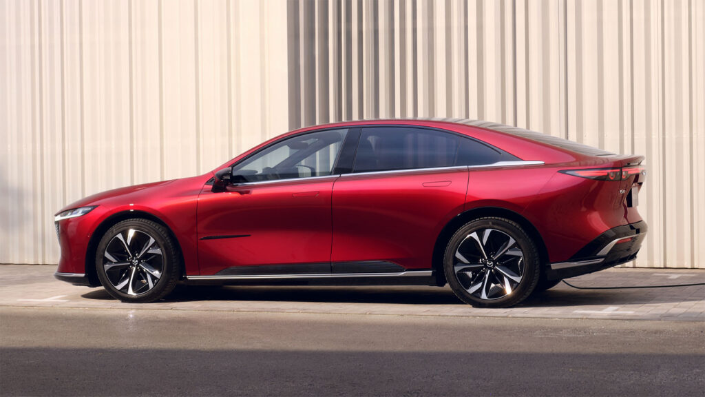 Nya MAZDA 6e elbil i röd färg sidovy