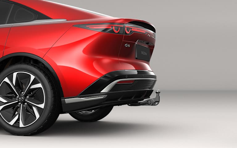 Nya MAZDA 6e elbil i röd färg med dragkrok och dragvikt på hela 1500kg.