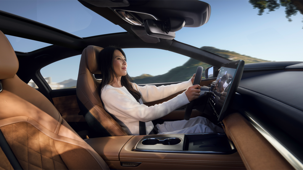 Nya MAZDA 6e interiörbild och glad kvinna som kör