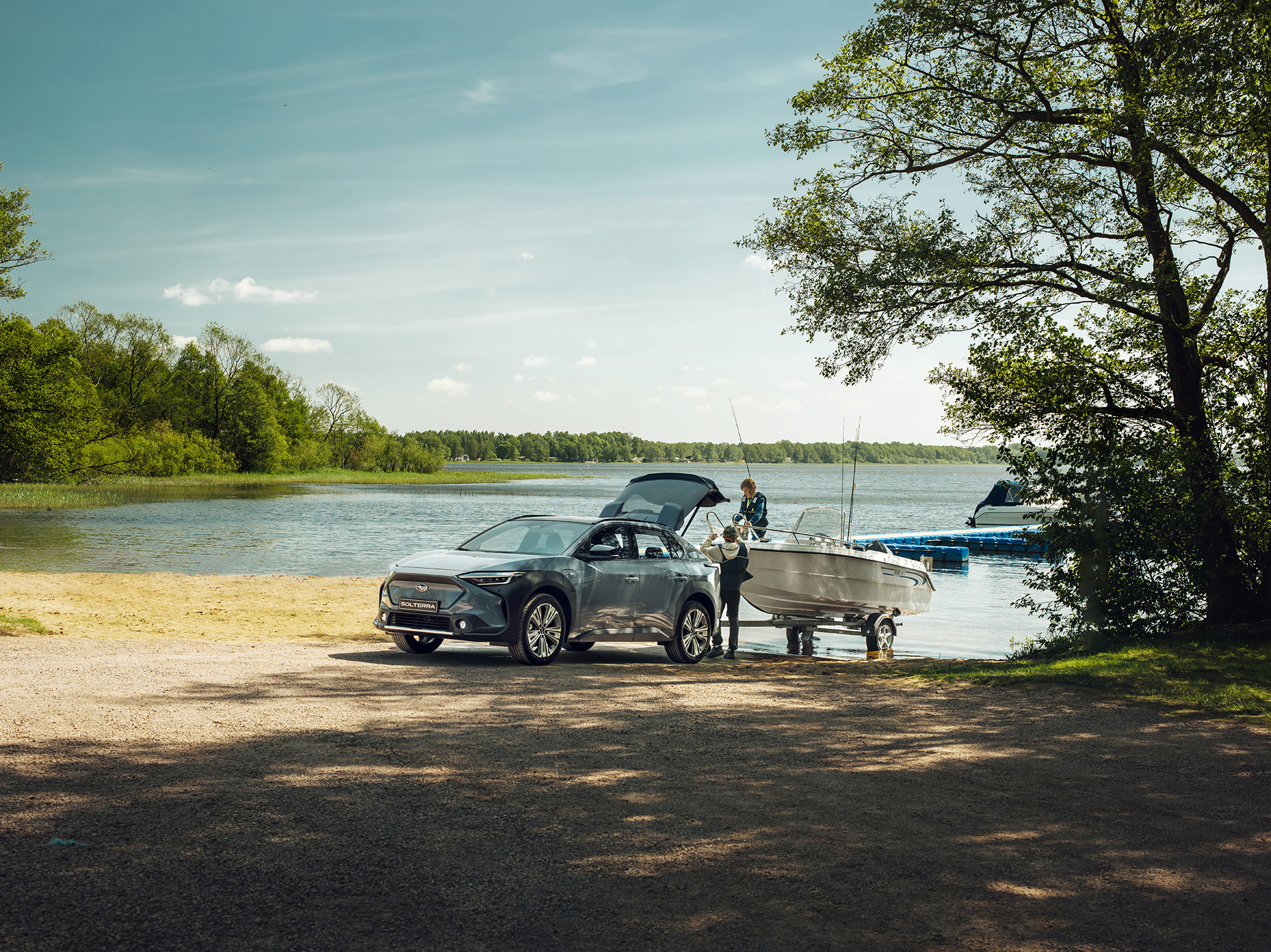 Subaru Solterra med båttrailer och båt som är påväg att sjösättas för att fiska.