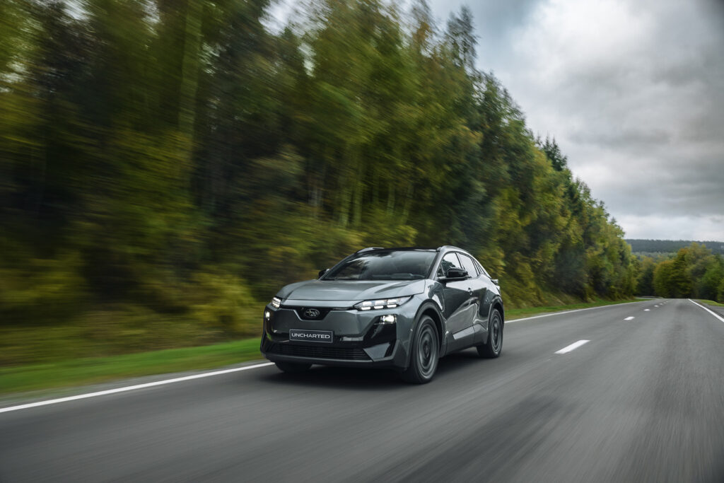 Subaru Uncharted kör längs en väg med skog