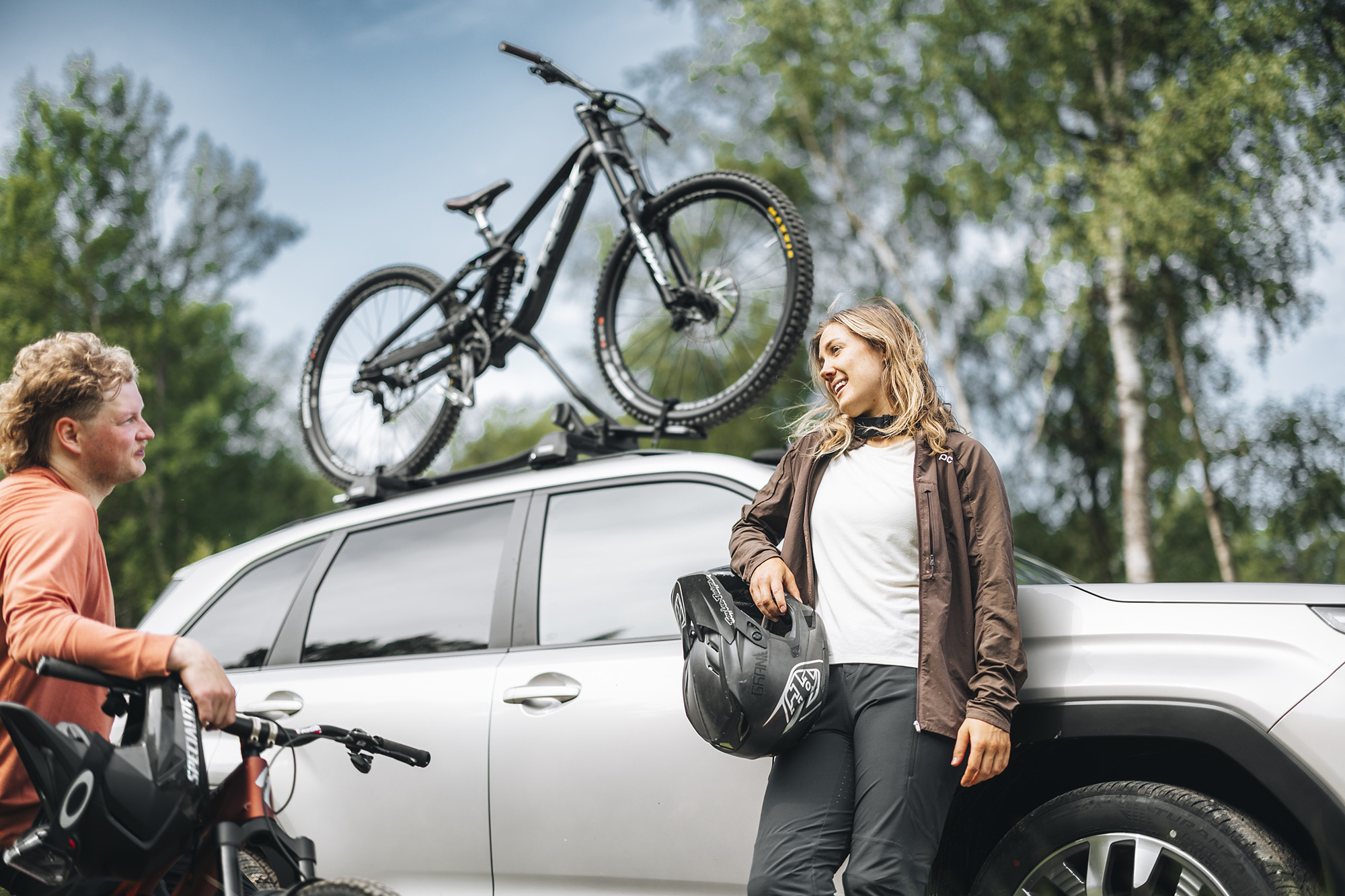 Privatleasing RA Motor header bild på ett lyckligt par med en Subaru Forester med cykel på taket i bakgrunden